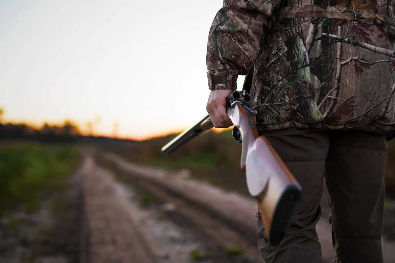 8 zakona koji svaki lovac mora znati - Slika lovca sa puškom